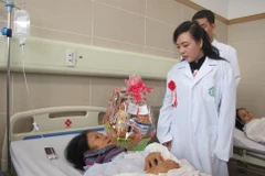 Bộ trưởng Bộ Y tế Nguyễn Thị Kim Tiến thăm hỏi bệnh nhân điều trị tại Trung tâm Ung bướu, Bệnh viện Bạch Mai. (Ảnh: PV/Vietnam+)