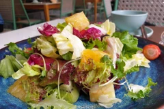 Ăn rau sống không đảm bảo vệ sinh có nguy cơ mắc bệnh ấu trùng sán lợn. (Ảnh: PV/Vietnam+)