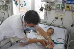Điều trị cho trẻ mắc bệnh tay chân miệng tại Bệnh viện Bệnh Nhiệt đới Thành phố Hồ Chí Minh. (Ảnh: TTXVN/Vietnam+)