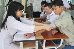 Đo huyết áp cho các lái xe vận tải ở Hải Dương. Ảnh minh họa. (Ảnh: Phương Sơn/TTXVN)