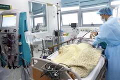 Các bác sỹ Bệnh viện Bạch Mai điều trị cho bệnh nhân 51 tuổi mắc cúm A/H1N1. (Ảnh: Dương Ngọc/TTXVN)