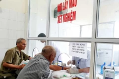 Người dân khám bệnh, lấy máu xét nghiệm tại một cơ sở y tế. (Ảnh: PV/Vietnam+)