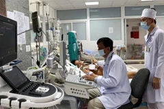 Bác sỹ khám, theo dõi sức khoẻ cho một sản phụ. (Ảnh: TTXVN/Vietnam+)