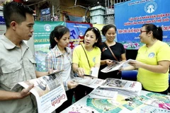 Tuyên truyền về công tác dân số tại Hà Nội. (Ảnh: TTXVN)