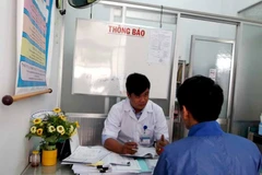 Nhân viên Trung tâm phòng chống HIV/AIDS tỉnh Khánh Hòa tư vấn về cách phòng bệnh cho người dân. (Ảnh: T.G/Vietnam+)