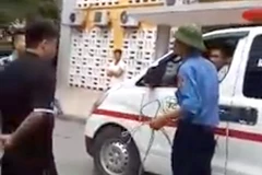 Bảo vệ công ty AZ dùng xích chặn xe cứu thương ở bệnh viện Nhi Trung ương. Ảnh chụp ra từ clip.