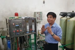 Tiến sỹ Lê Thanh Hải - Viện trưởng Viện Trang thiết bị và Công trình y tế trình bày, mô phỏng lại những gì đã xảy ra và đưa ra tình tiết mới về lý do 8 người chết khi chạy thận ở Hòa Bình. (Ảnh: PV/Vietnam+)