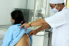 Cán bộ y tế khám và điều trị cho bệnh nhân lao. (Ảnh: TTXVN/Vietnam+)