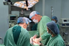 Bác sỹ Alfredo Garcia Mirete cùng các cộng sự tại Bệnh viện Hữu nghị Việt Nam Cu Ba Đồng Hới tiến hành phẫu thuật u đại trực tràng cho bệnh nhân Hưng. (Ảnh: PV/Vietnam+)