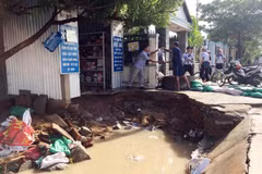 Vệ sinh môi trường nơi nước bị ngập. (Ảnh: Công Thử/TTXVN)