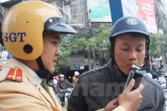 Cảnh sát giao thông tiến hành đo nồng độ cồn của người điều khiển phương tiện. (Ảnh: Việt Hùng/Vietnam+)