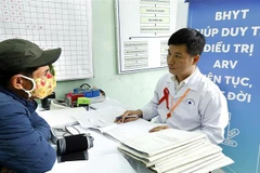 Cấp thuốc ARV từ nguồn bảo hiểm y tế cho bệnh nhân điều trị HIV ở Hà Nội. (Ảnh: Dương Ngọc/TTXVN)