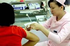 Tiêm phòng cúm mùa cho người dân tại Trung tâm dịch vụ tư vấn và y tế dự phòng - Viện Vệ sinh dịch tễ Trung ương. (Ảnh: Dương Ngọc/TTXVN)