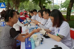 Người dân xét nghiệm máu tại Ngày hội vì cộng đồng – gia đình cùng hành động sớm phòng, chống bệnh Đái tháo đường. (Ảnh: PV/Vietnam+)