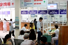 Người dân chờ đến lượt khám bệnh. (Nguồn: TTXVN)