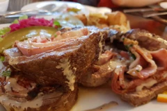 Nhiều trường hợp bị ngộ độc thức ăn trong dịp Tết. (Ảnh: T.G/Vietnam+)