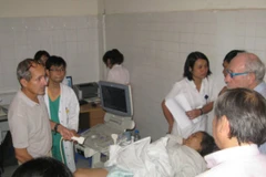 Các chuyên gia nước ngoài đang hội chẩn cho một bệnh nhân. (Ảnh: PV/Vietnam+)