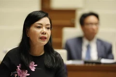 Bộ trưởng Bộ Y tế Nguyễn Thị Kim Tiến trả lời chất vấn sáng 31/10. (Ảnh: Dương Giang/TTXVN)