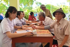 Các bác sỹ khám bệnh cho người dân tại huyện Cẩm Xuyên. (Ảnh: T.G/Vietnam+)