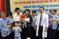 Phó Chủ tịch nước tặng quà cho các bệnh nhi. (Ảnh: PV/Vietnam+)