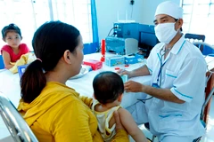 Nhân viên y tế truyền thông cho người dân về chăm sóc sức khỏe. (Ảnh: TTXVN)