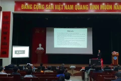 Một ứng viên trình bày về Đề án trước Hội đồng thi tuyển. (Ảnh: PV/Vietnam+)