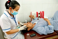 Nhân viên y tế chăm sóc điều trị cho bệnh nhân tại Bệnh viện Y học cổ truyền Thừa Thiên Huế. (Ảnh: Dương Ngọc/TTXVN)