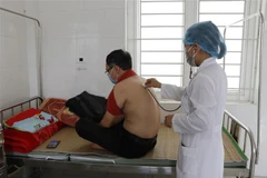Bác sỹ Bệnh viện lao và bệnh phổi Yên Bái khám và điều trị cho bệnh nhân. (Ảnh: Đinh Thuỳ/TTXVN)