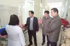 Lãnh đạo huyện Hoàng Su Phì thăm hỏi các nạn nhân. (Ảnh: Minh Tâm/TTXVN)