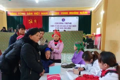 Khám chữa bệnh cho người dân tại vùng khó khăn ở huyện Bảo Lạc, Cao Bằng. (Ảnh: T.G/Vietnam+)