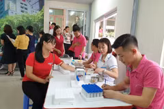 Lấy mẫu máu xét nghiệm cho người hiến máu tình nguyện. (Ảnh: PV/Vietnam+)