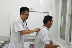 Khám cho bệnh nhân tại Trung tâm bệnh Nhiệt đới, Bệnh viện Bạch Mai. (Ảnh: PV/Vietnam+)