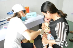 Tiêm chủng cho trẻ em tại thành phố Buôn Ma Thuột. 