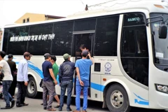 Chiếc xe khách mang hàng chữ “Miễn phí cho hành khách trị xạ và chạy thận”. (Ảnh: Hoài Thu-Thu Hà/Vietnam+)