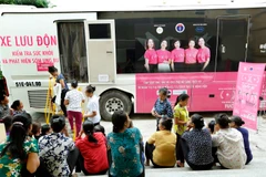 Chiến dịch khám sàng lọc bệnh ung thư vú trên xe lưu động. (Ảnh: Dương Ngọc/TTXVN)