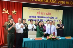 Ông Hầu A Lềnh - Ủy viên Trung ương Đảng, Phó Trưởng ban Thường trực Ban Chỉ đạo Tây Bắc và Bộ trưởng Bộ Y tế Nguyễn Thị Kim Tiến ký kết chương trình phối hợp công tác. (Ảnh: PV/Vietnam+)