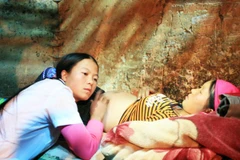 Nhọc nhằn "bà đỡ" của những thôn bản nơi địa đầu Tổ quốc