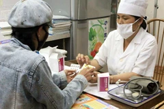 Bệnh nhân lao được quản lý, điều trị miễn phí tại trạm y tế xã Nam Cao, huyện Kiến Xương (Thái Bình). (Ảnh: Dương Ngọc/TTXVN)