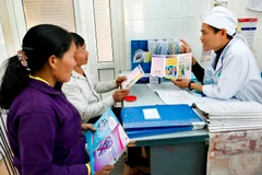 Tăng cường đưa dịch vụ tư vấn, xét nghiệm về cộng đồng. (Ảnh: Dương Ngọc/TTXVN)