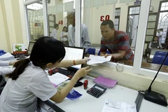Làm thủ tục thanh toán viện phí ở một bệnh viện. (Ảnh: Dương Ngọc/TTXVN)