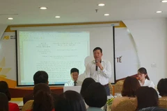 Đại diện bệnh viện trả lời báo chí trong cuộc họp. (Ảnh: PV/Vietnam+)