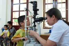 Khám, điều trị cho người bệnh bị đau mắt đỏ. 