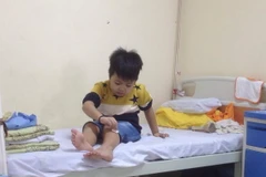 Bé Phúc khi điều trị tại Bệnh viện Châm cứu Trung ương. (Ảnh: PV/Vietnam+)