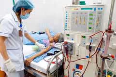 Quyền lợi khám chữa bệnh của người tham gia bảo hiểm y tế được mở rộng. (Ảnh: Dương Ngọc/TTXVN)