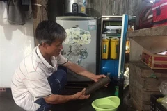 Thiếu nước sạch khiến người dân phải đối mặt với nhiều khó khăn như. (Ảnh: Hoàng Nhị/TTXVN)