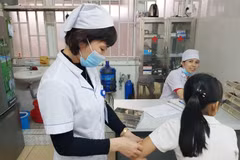Tiêm phòng bệnh dại cho bệnh nhân bị chó cắn tại Trung tâm kiểm soát bệnh tật Thái Nguyên.