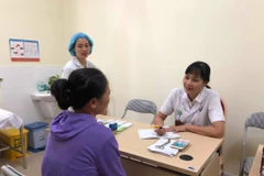 Bác sỹ khám miễn phí cho người dân bệnh lý về đại trực tràng, tầng sinh môn. (Ảnh: PV/Vietnam+)