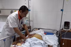 Bác sỹ điều trị cho bệnh nhân mắc bệnh về dạ dày tại Bệnh viện Hữu nghị Việt Đức. (Ảnh: T.G/Vietnam+)