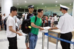 Kiểm tra công tác phòng chống dịch bệnh tại sân bay. (Ảnh: TTXVN/Vietnam+)