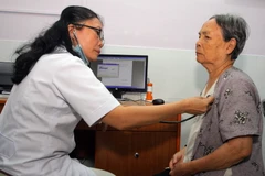 Bác sỹ phòng khám y học gia đình Bệnh viện Thủ Đức thăm khám cho bệnh nhân. (Ảnh: Phương Vy/TTXVN)